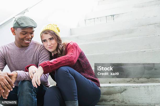 Junge Multiethnischen Paar Stockfoto und mehr Bilder von Auf dem Boden sitzen - Auf dem Boden sitzen, Junger Erwachsener, 18-19 Jahre