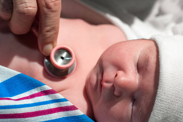 новорожденных медицинский осмотр - susan стоковые фото и изображения