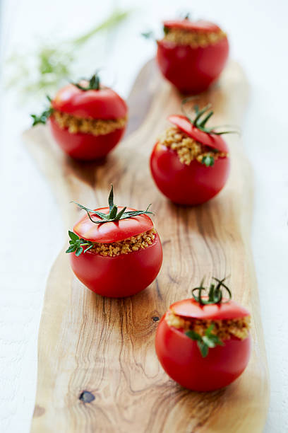 tomates rellenos - stuffed tomato fotografías e imágenes de stock