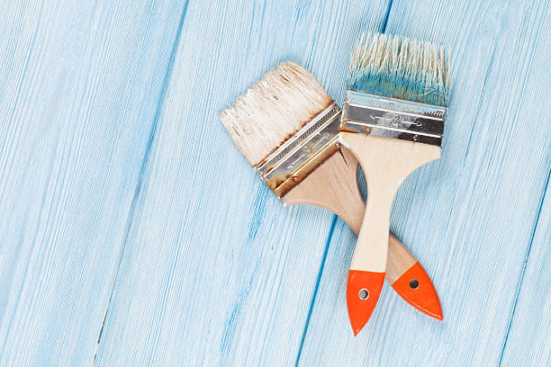pincel sobre madeira azul - wood stain paint deck paintbrush imagens e fotografias de stock