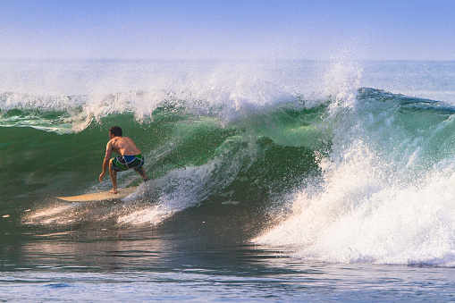 Surfista primeros barrelled. photo