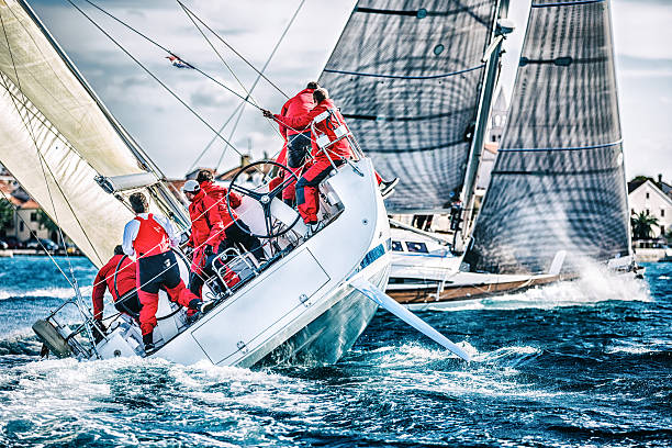 squadra di vela su barca a vela durante la regata - sailing sailboat regatta teamwork foto e immagini stock