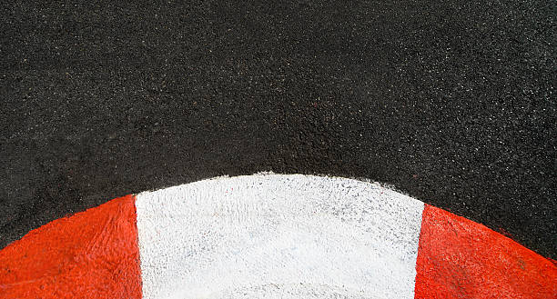 textura de corrida asfalto e berma circuito do grande prémio da curva - corner marking fotos imagens e fotografias de stock