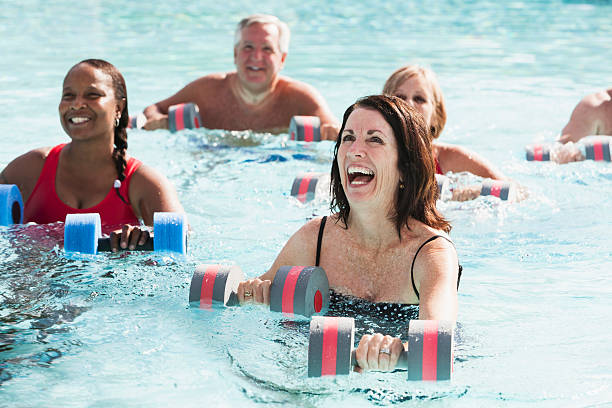 wasser-aerobic - active seniors retirement enjoyment swimming pool stock-fotos und bilder