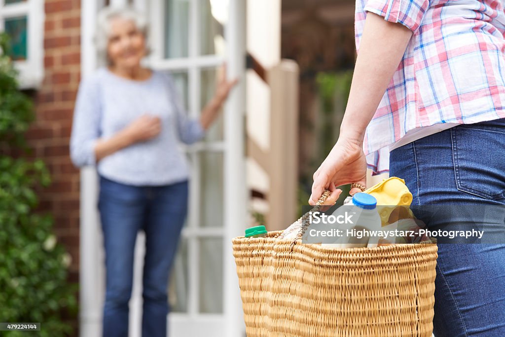Persona di fare Shopping, per anziani vicino - Foto stock royalty-free di Assistenza