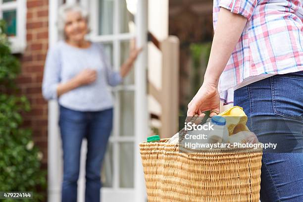 Persona Di Fare Shopping Per Anziani Vicino - Fotografie stock e altre immagini di Assistenza - Assistenza, Terza età, Vicino di casa