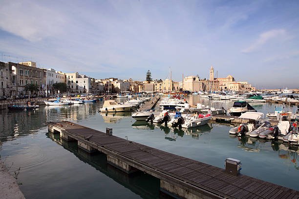 trani - jetty mediterranean countries pier water stock-fotos und bilder