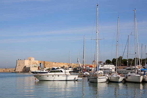 trani - jetty mediterranean countries pier water stock-fotos und bilder