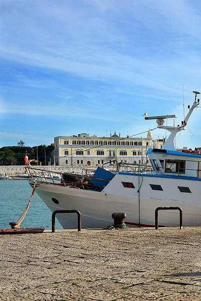 trani - jetty mediterranean countries pier water stock-fotos und bilder