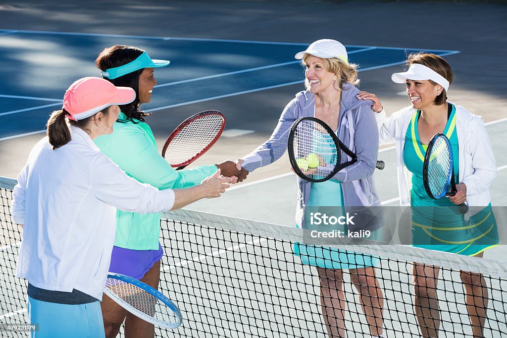 Graczy w tenisa-drżenie rąk - Zbiór zdjęć royalty-free (Tenis)