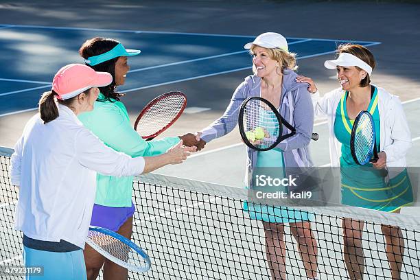 Graczy W Tenisadrżenie Rąk - zdjęcia stockowe i więcej obrazów Tenis - Tenis, Granie, Przyjaźń