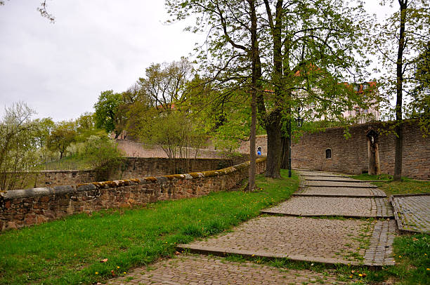 homme sur un monastère frauenberg de fulda, essen, en allemagne - built structure germany history 19th century style photos et images de collection