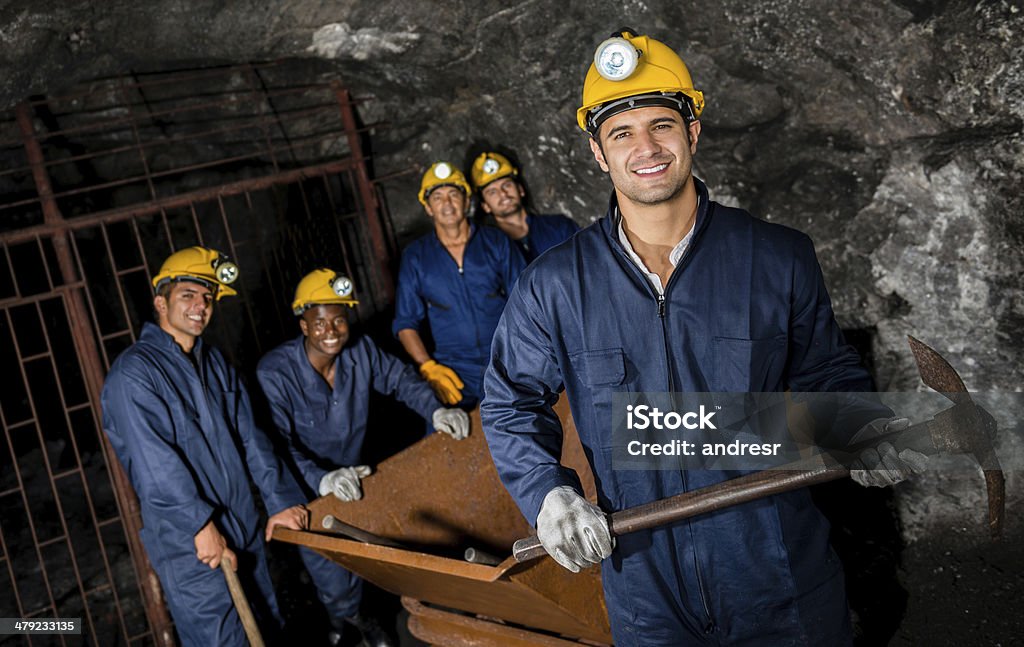 Los trabajadores en el mío - Foto de stock de Accesorio de cabeza libre de derechos