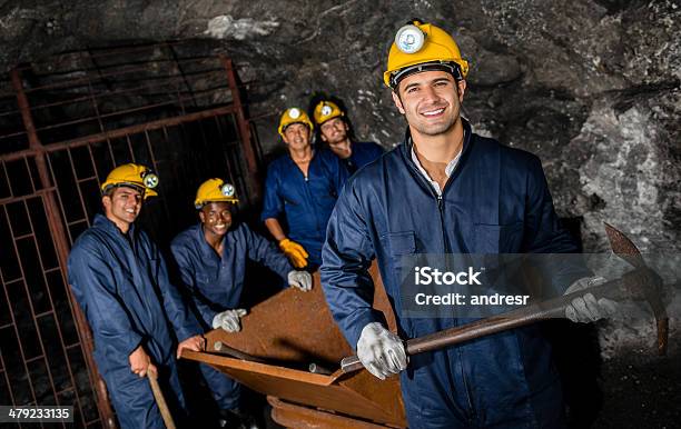 Los Trabajadores En El Mío Foto de stock y más banco de imágenes de Accesorio de cabeza - Accesorio de cabeza, Adulto, Alegre