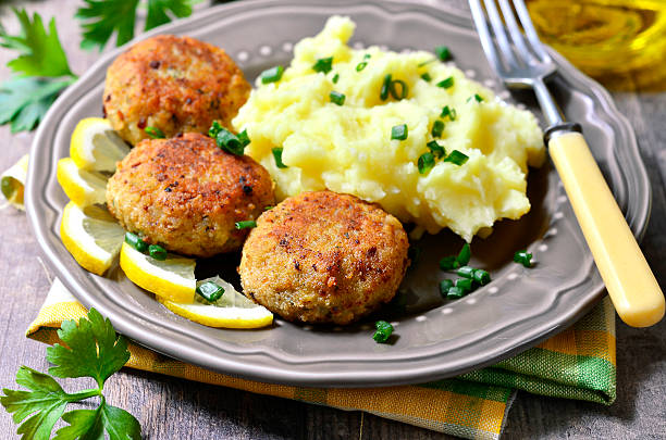 魚 cutlets 、ディルます。 - cutlet leaf vegetable vegetable prepared potato ストックフォトと画像