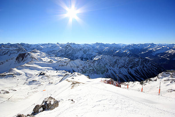 la nebelhorn montagna in inverno. alpi, germania. - ski lift overhead cable car gondola mountain foto e immagini stock