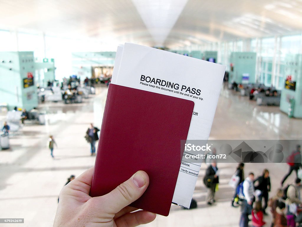 Pasaportes y tarjetas de embarque de la espera en un moderno airport - Foto de stock de Aeropuerto libre de derechos