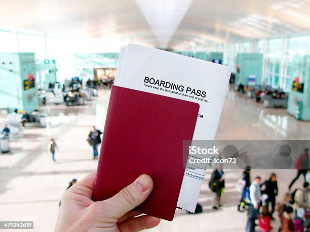 Foto de Passaporte E Cartão De Embarque Aeroporto De Espera Em Um Moderno e mais fotos de stock de Aeroporto