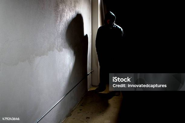 Photo libre de droit de Stalker Dans Une Ruelle Sombre banque d'images et plus d'images libres de droit de Hommes - Hommes, Ombre, Harceleur