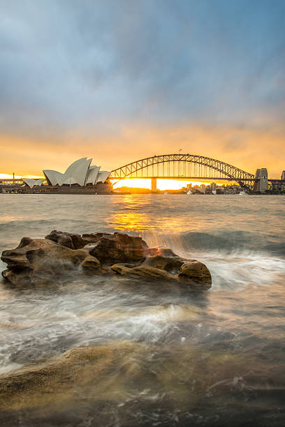 夕暮れのオペラハウスとハーバーブリッジを渡り、シドニー,オーストラリア - sydney australia australia sydney harbor sydney harbor bridge ストックフォトと画像