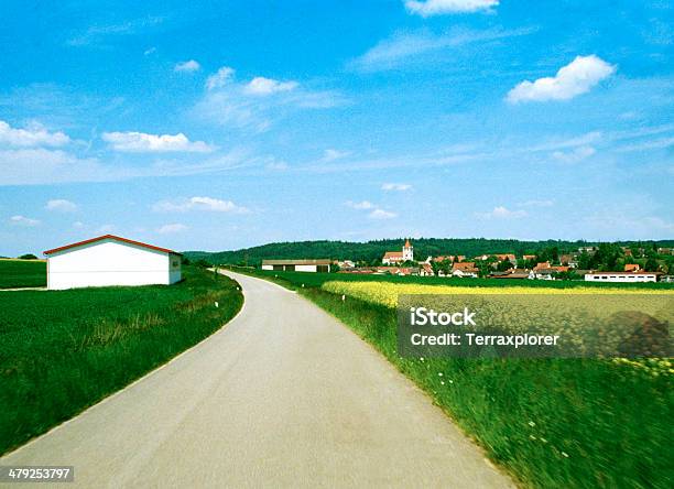 Photo libre de droit de Route À Travers De La Campagne Mouvement Flou banque d'images et plus d'images libres de droit de Accotement herbeux - Accotement herbeux, Agriculture, Allemagne