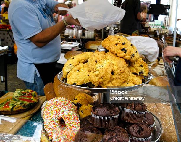 Compra Las Tortas Foto de stock y más banco de imágenes de Al horno - Al horno, Alimento, Bollito glaseado