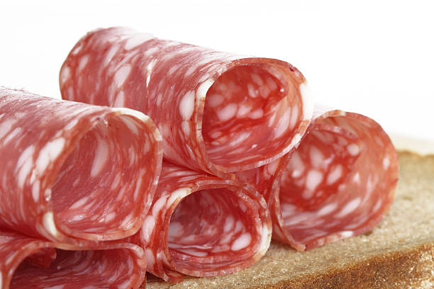 salami scheiben gerollten auf brot - saussage stock-fotos und bilder