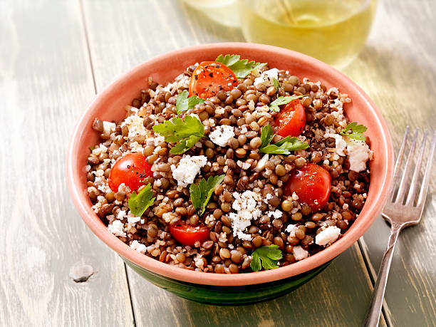 de lentilhas e triguilho salada com espinafre e queijo feta - healthy eating food and drink indoors studio shot - fotografias e filmes do acervo