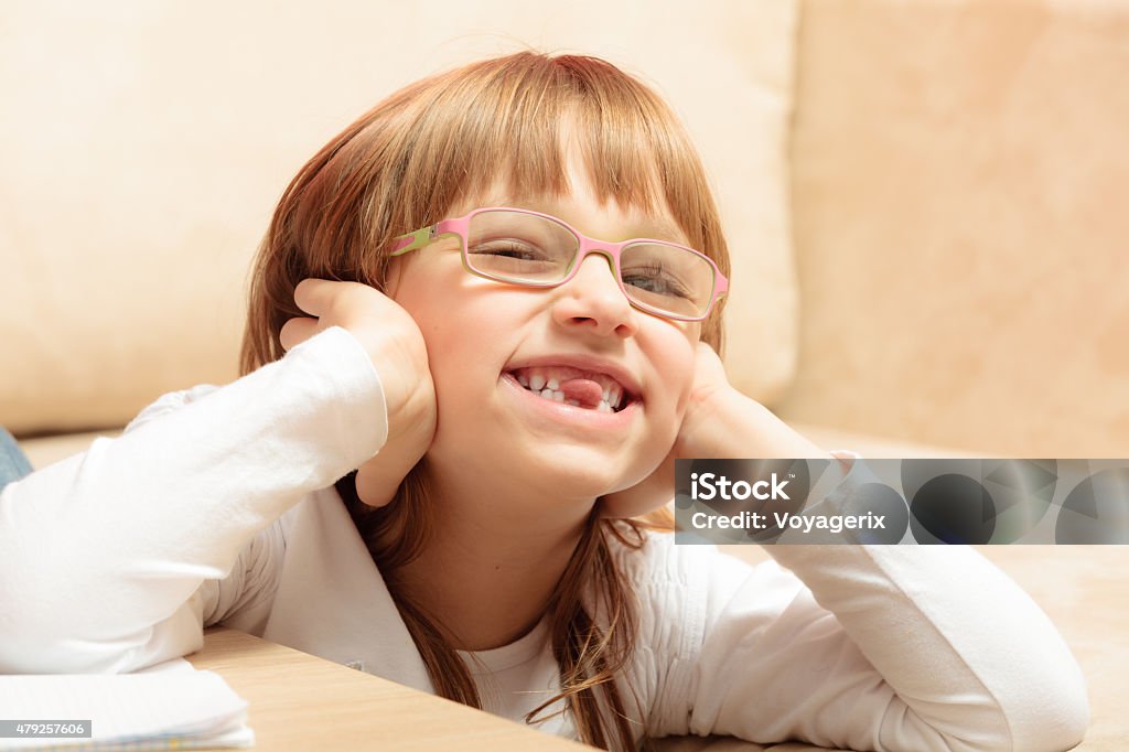 Primer plano de su hijo faltante en la parte superior frontal dientes - Foto de stock de 2015 libre de derechos