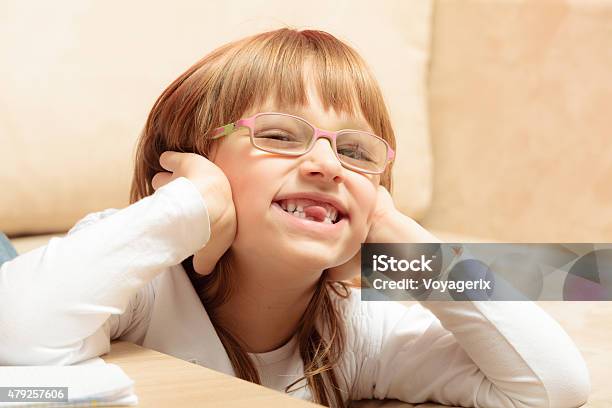 Primer Plano De Su Hijo Faltante En La Parte Superior Frontal Dientes Foto de stock y más banco de imágenes de 2015