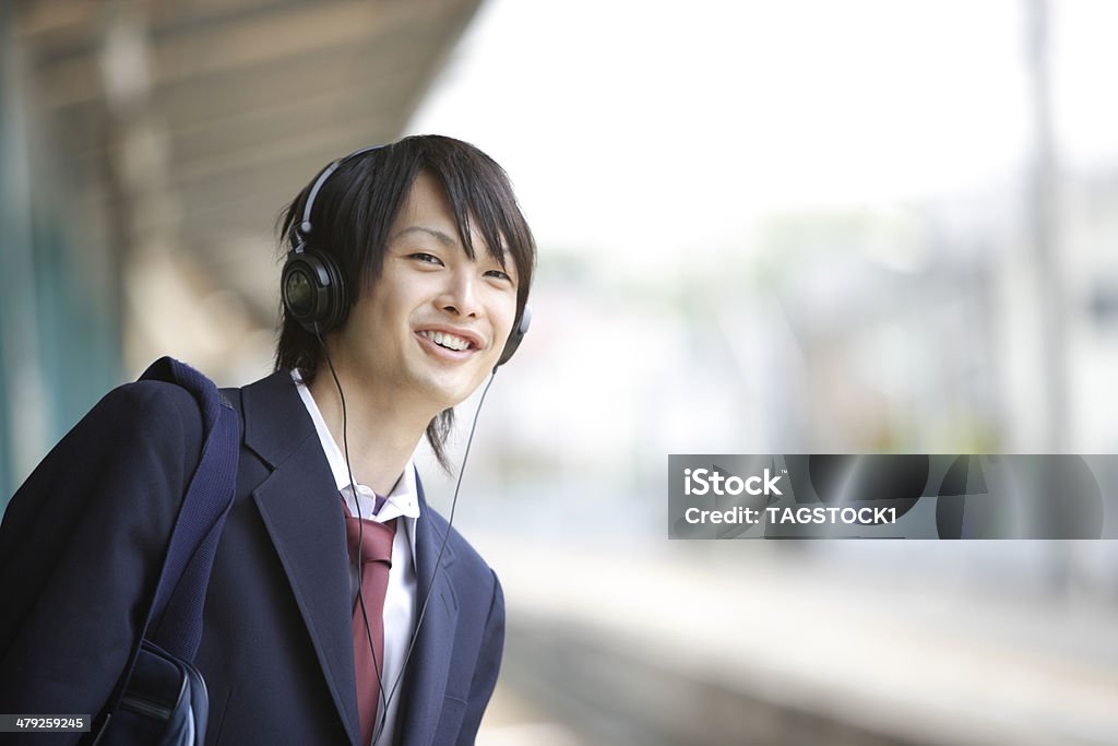 Estudiante usando auriculares scool alta - Foto de stock de Estudiante de secundaria libre de derechos