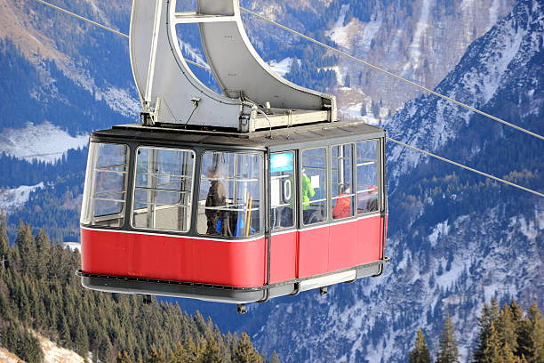 fellhorn funivia in inverno. le alpi, germania. - ski lift overhead cable car gondola mountain foto e immagini stock