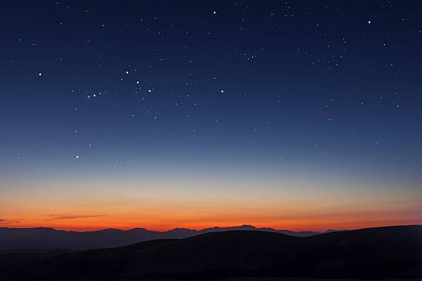 étoiles et le soleil couchant - crépuscule photos et images de collection