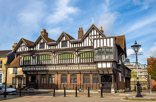 トゥドールハウスは街の中心のサザンプトン,英国 - tudor style house timber window ストックフォトと画像