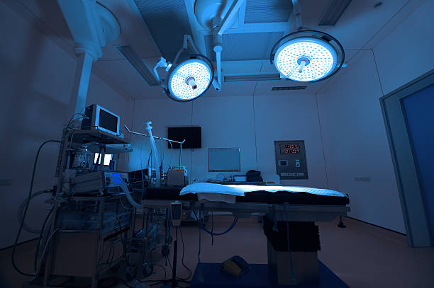оборудование и медицинские приборы в современной операционной комнате - operative стоковые фото и изображения