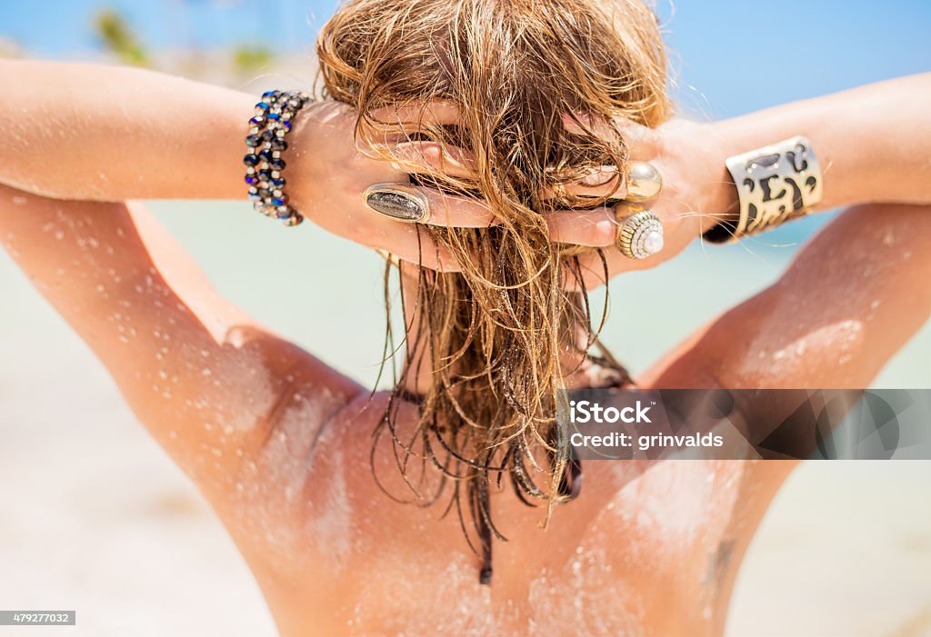 Rubia mujer con pelo de arena - Foto de stock de Playa libre de derechos