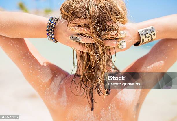 Rubia Mujer Con Pelo De Arena Foto de stock y más banco de imágenes de Playa - Playa, Cabello humano, Verano