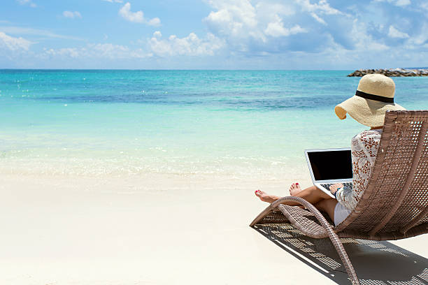 mulher de negócios usando o computador na praia - on beach laptop working imagens e fotografias de stock