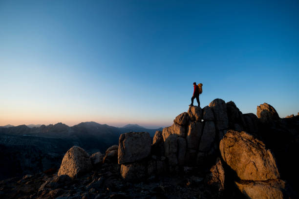 summit bei sonnenuntergang - conquering adversity wilderness area aspirations achievement stock-fotos und bilder