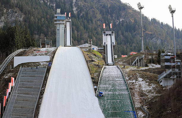 salto de esqui stadium, erdinger arena. oberstdorf, bavária, alemanha. - ski arena - fotografias e filmes do acervo