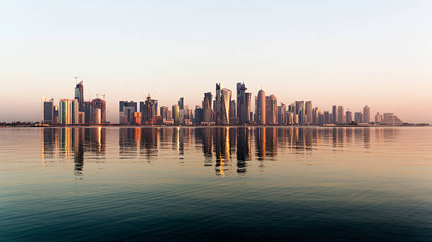 โดฮาซิตี้กาตาร์ยามอาทิตย์ขึ้น - qatar ภาพสต็อก ภาพถ่ายและรูปภาพปลอดค่าลิขสิทธิ์