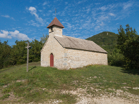 Here are a variety of architectural style in the design, construction, the details and the time of realization of the churches and chapels in geographic space Jura.  