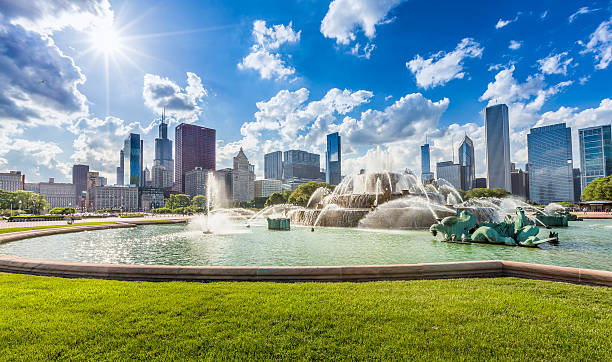 Buckingham fountain and Chicago downtown skyline