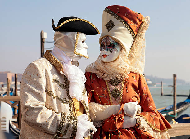 kostümierte mitarbeiter in venezianische maske karneval in venedig - carnival mardi gras masqué costume stock-fotos und bilder