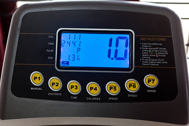 калории калькулятор фитнес-фон цифровой экран - miles counter стоковые фото и изображения