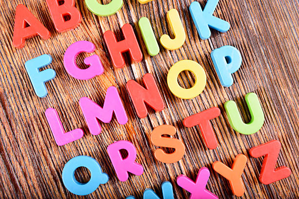 alfabeto letras de plástico - teaching blackboard preschool alphabetical order fotografías e imágenes de stock