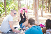 multiethnische-gruppe-junger-freunde-am-