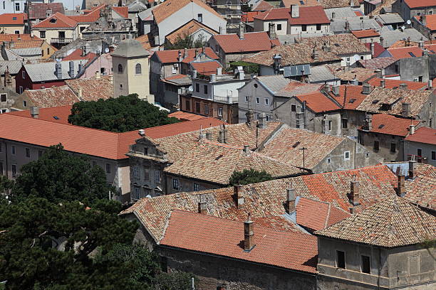 die ciudad en kroatien senj - hausdach fotografías e imágenes de stock