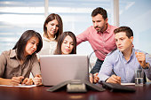 menschen-die-an-einen-laptop.jpg?b=1&s=170x170&k=20&c=TuW2coFEJJwe5CARBd9YVsYLzGMX1UKxx_T72oRB_wc=