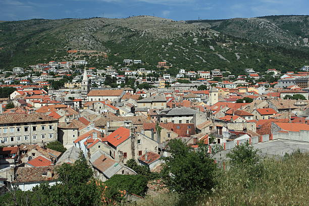 die-stadt senj em kroatien - hausdach imagens e fotografias de stock